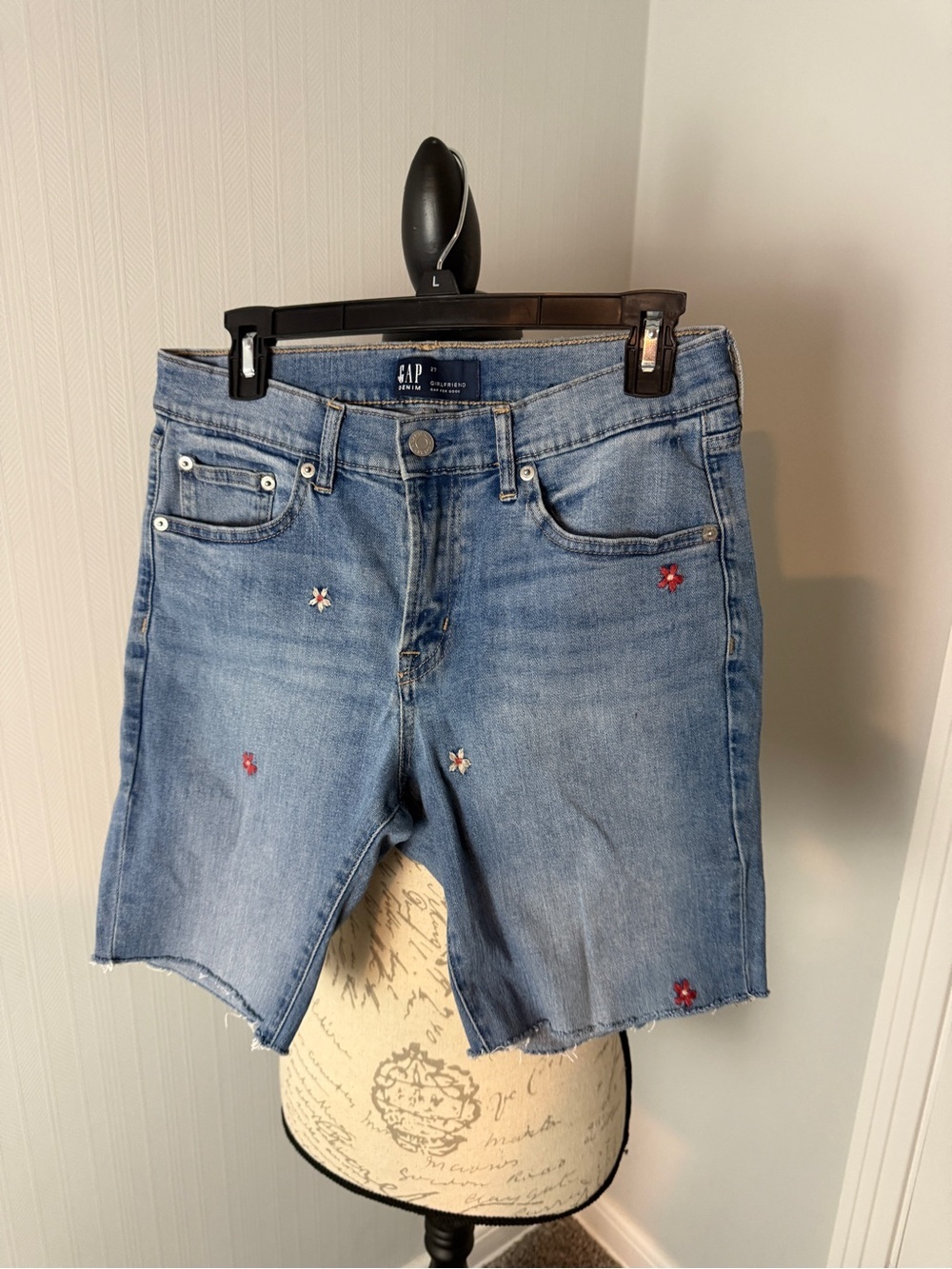 GAP Embroidered Light Wash Denim Shorts Red & White Floral Accents size 27